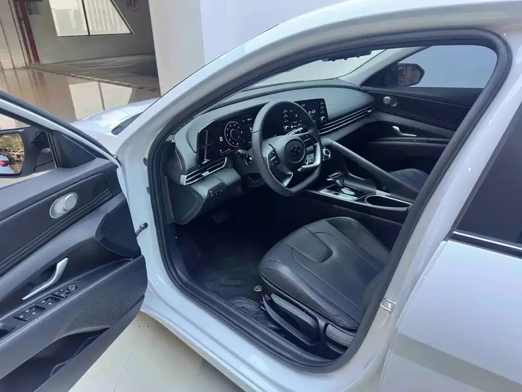 Hyundai Elantra — фото 10