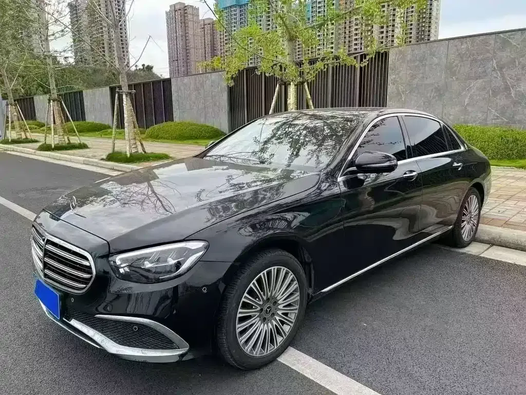 Mercedes-Benz E-Class — фото 1