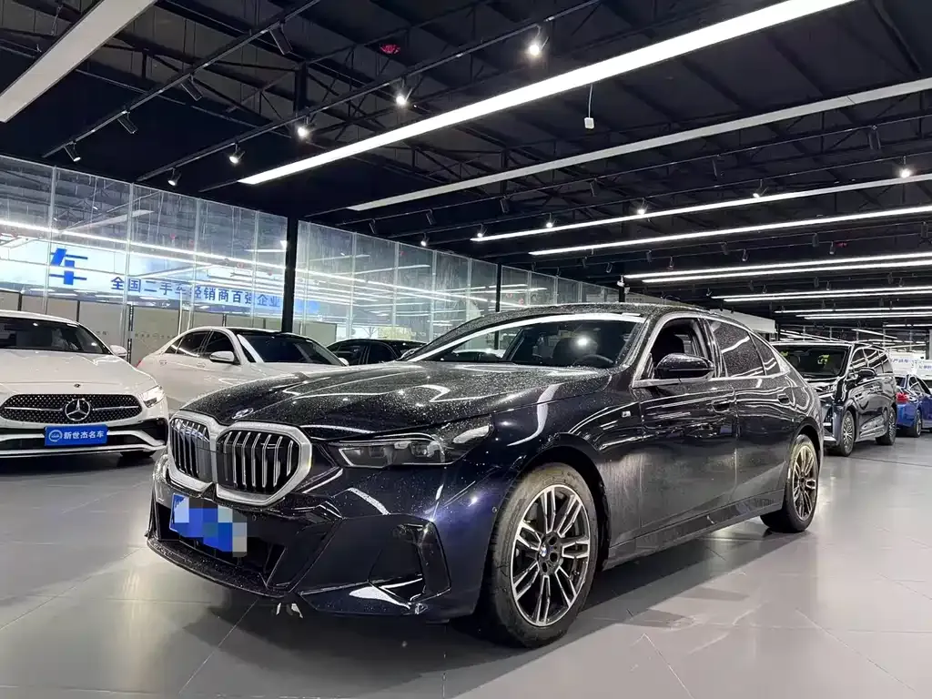BMW 5 Series — фото 1
