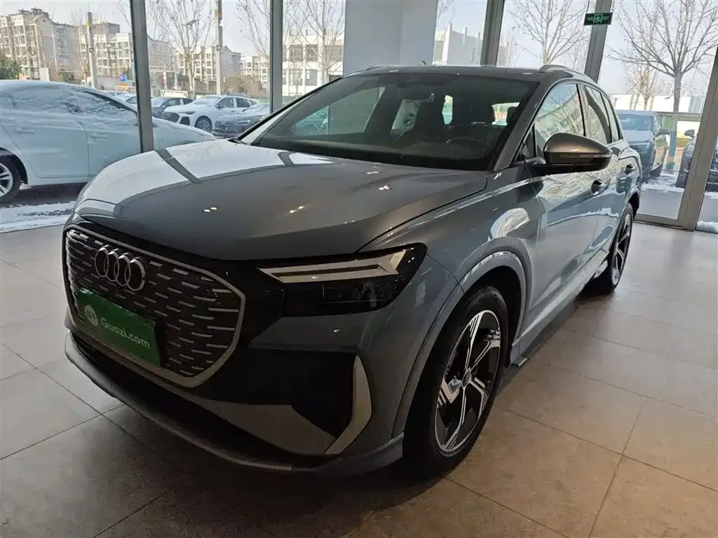 Audi Q4 e-tron — фото 1