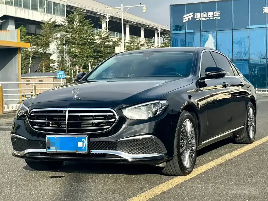 Mercedes-Benz E-Class — фото 1