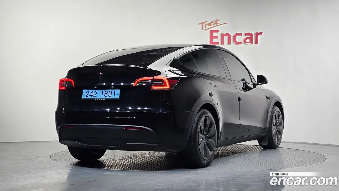 Tesla Model Y — фото 8