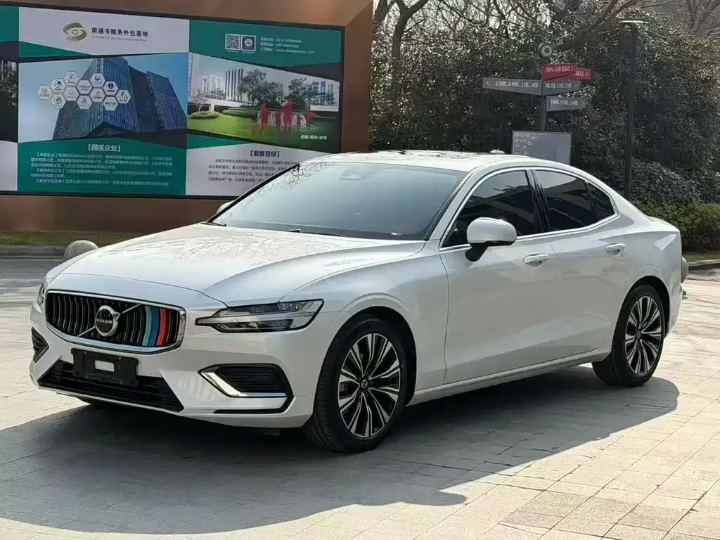 Volvo S60 — фото 1