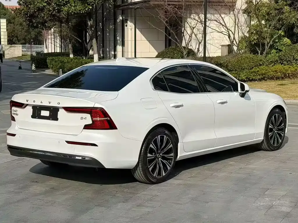 Volvo S60 — фото 9