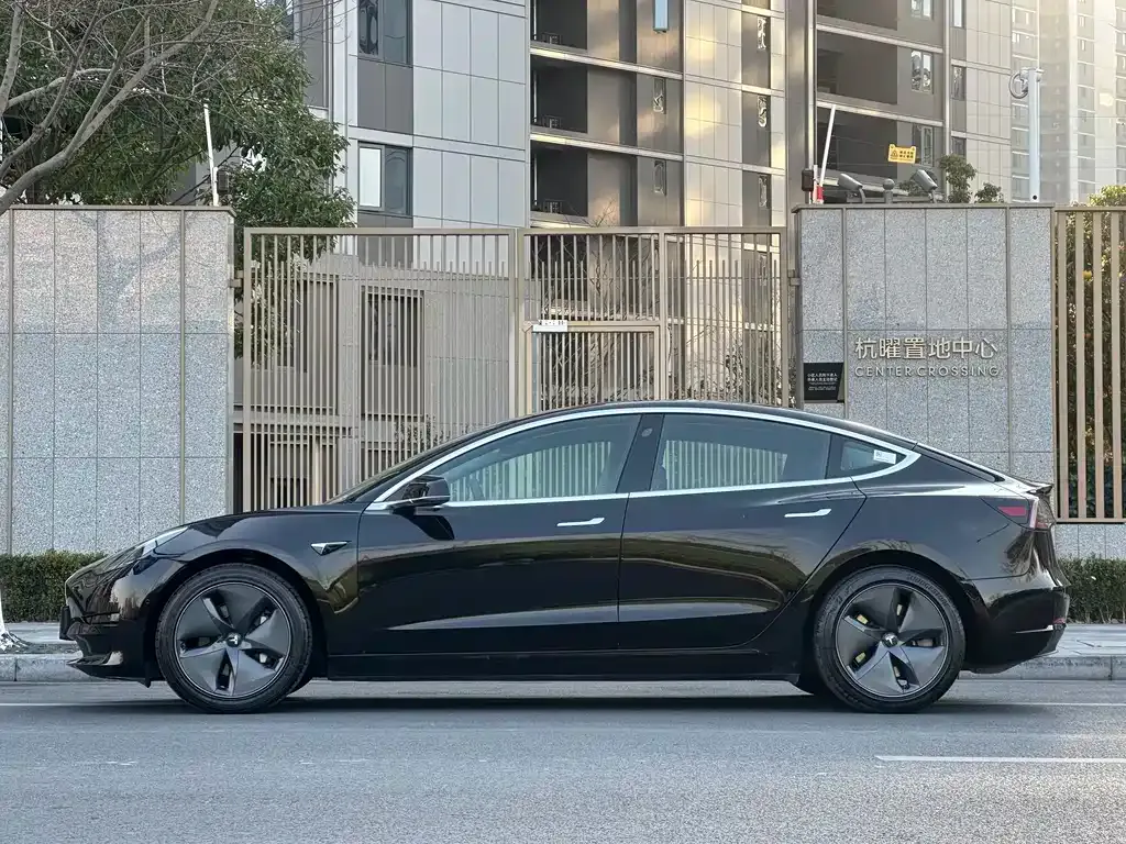 Tesla Model 3 — фото 3