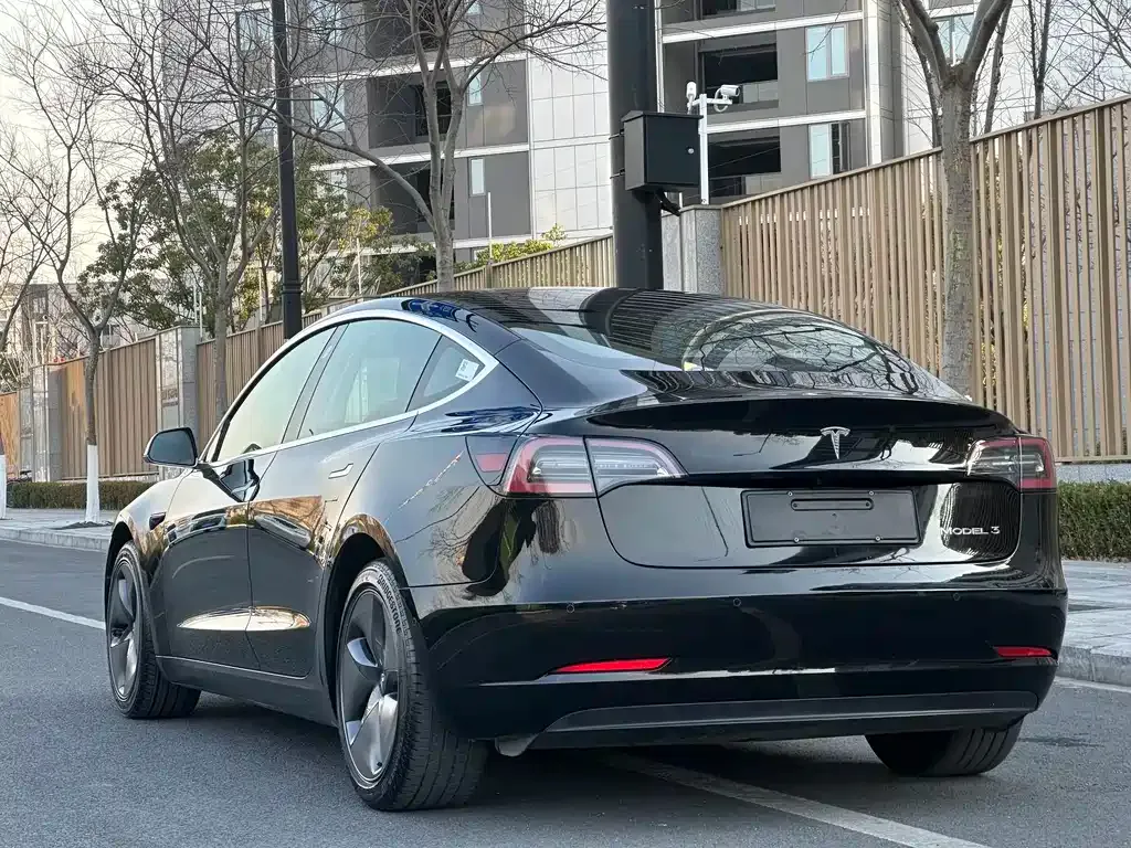 Tesla Model 3 — фото 10