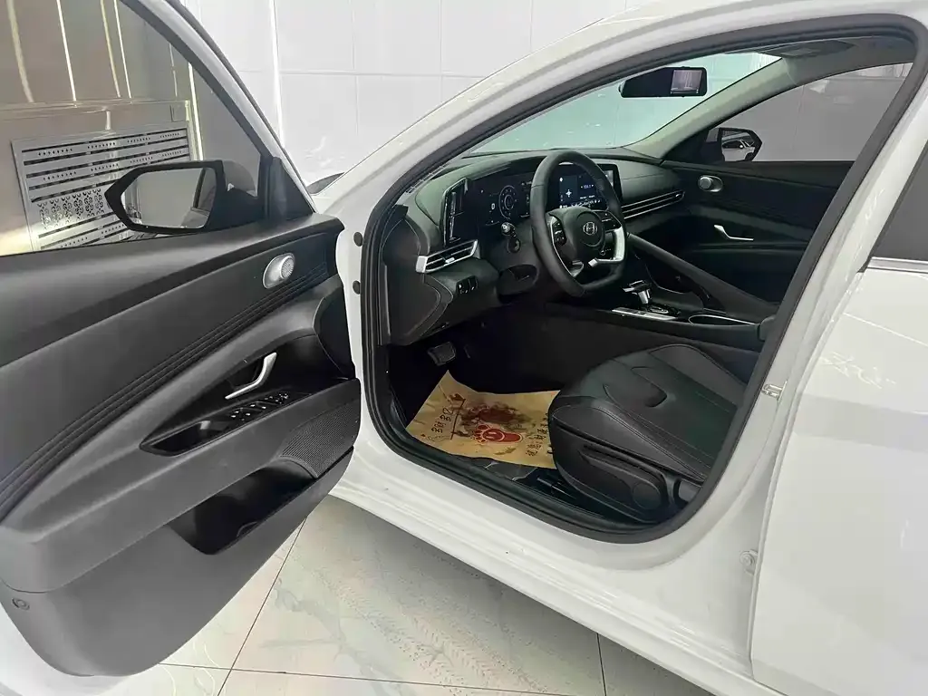 Hyundai Elantra — фото 2
