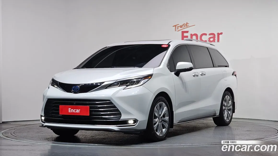Toyota Sienna — фото 1