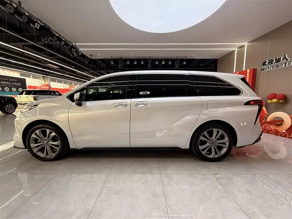 Toyota Sienna — фото 8