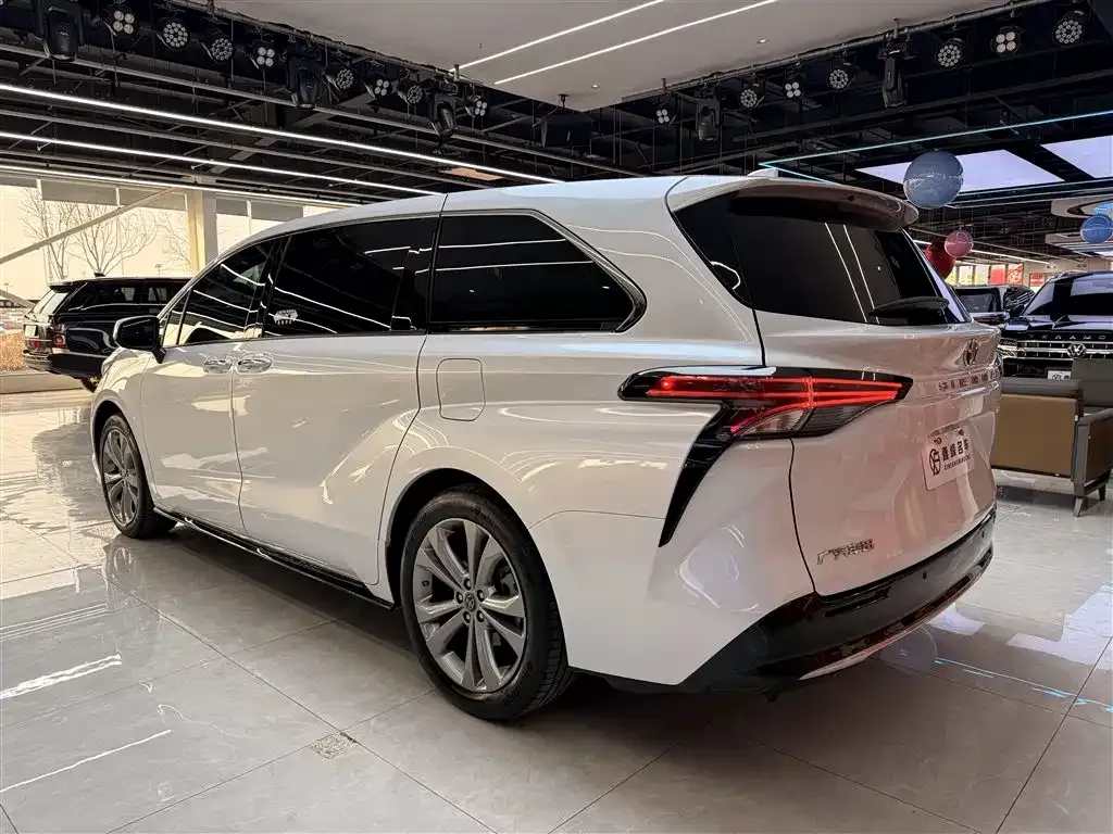 Toyota Sienna — фото 3