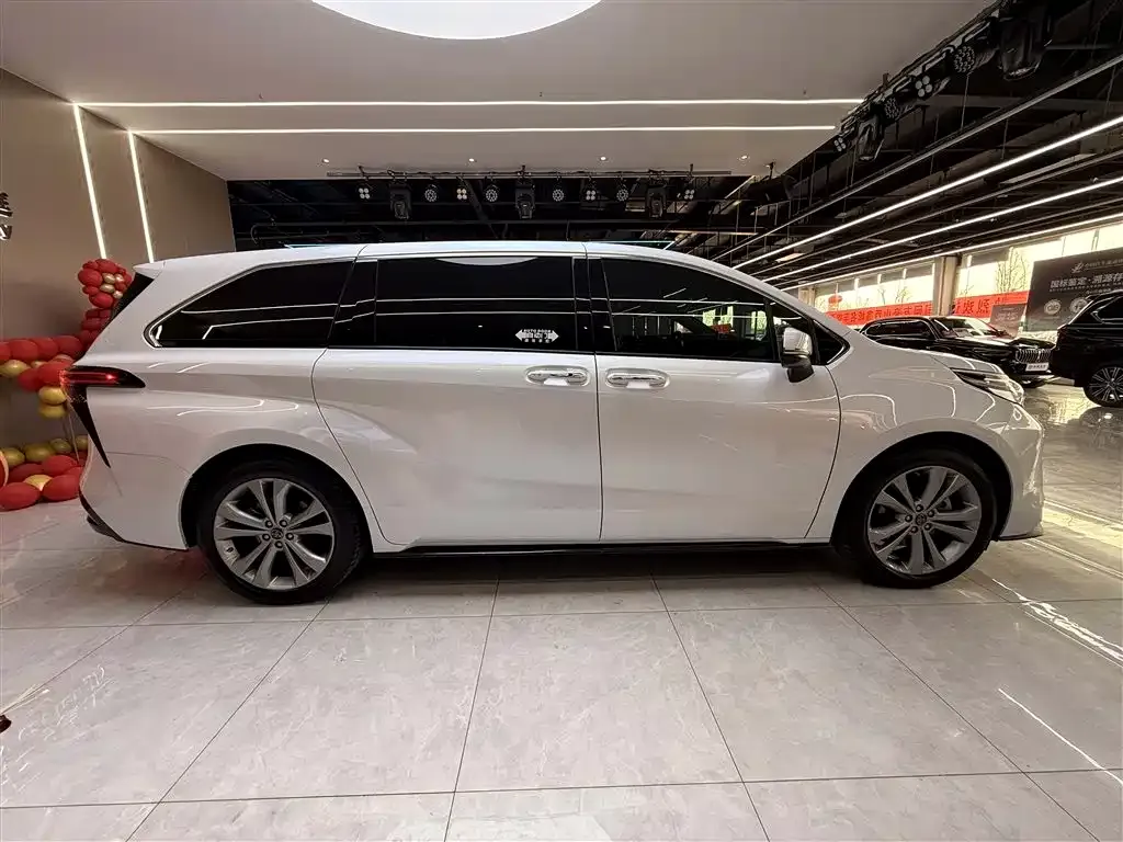 Toyota Sienna — фото 2