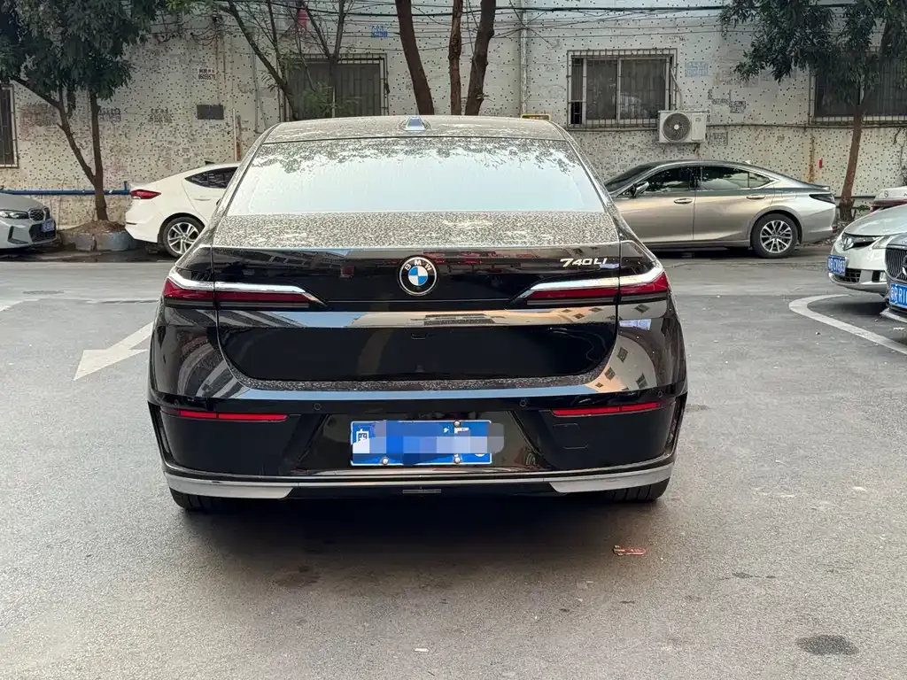 BMW 7 Series — фото 10