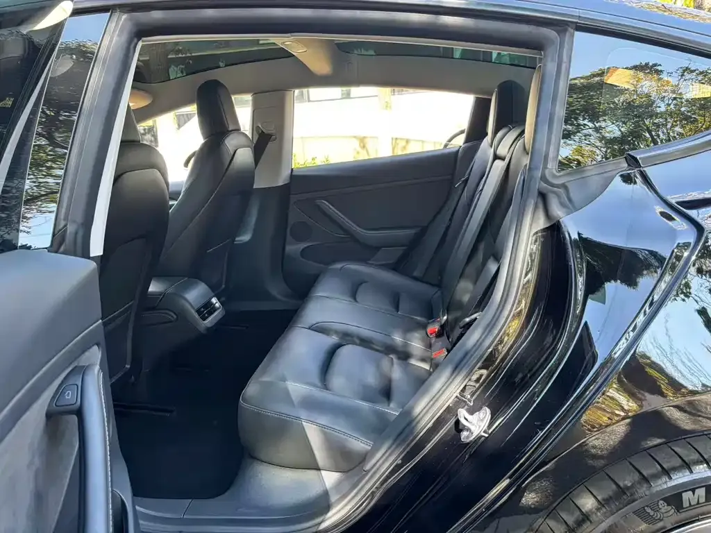 Tesla Model 3 — фото 4