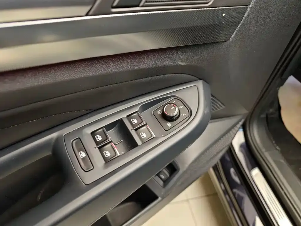 Volkswagen Passat New Energy — фото 4