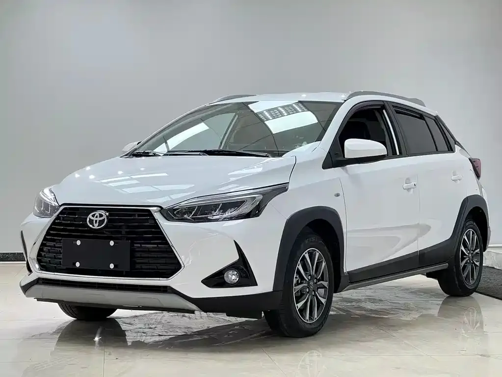 Toyota Yaris L — фото 1