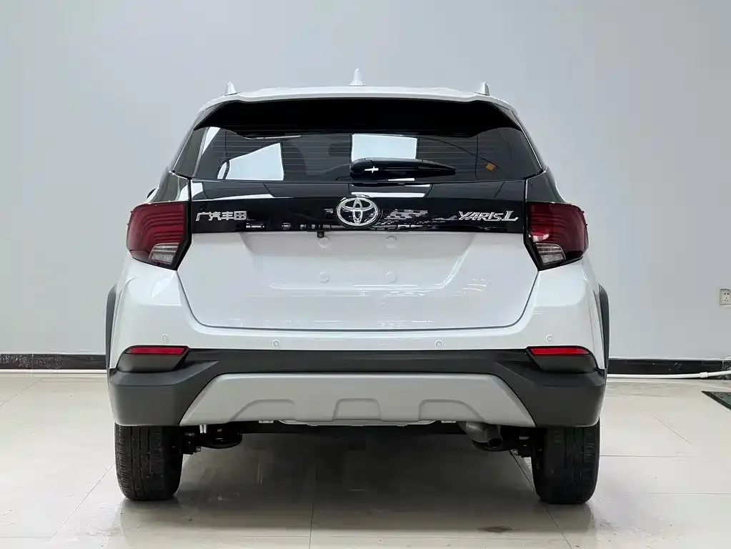 Toyota Yaris L — фото 2