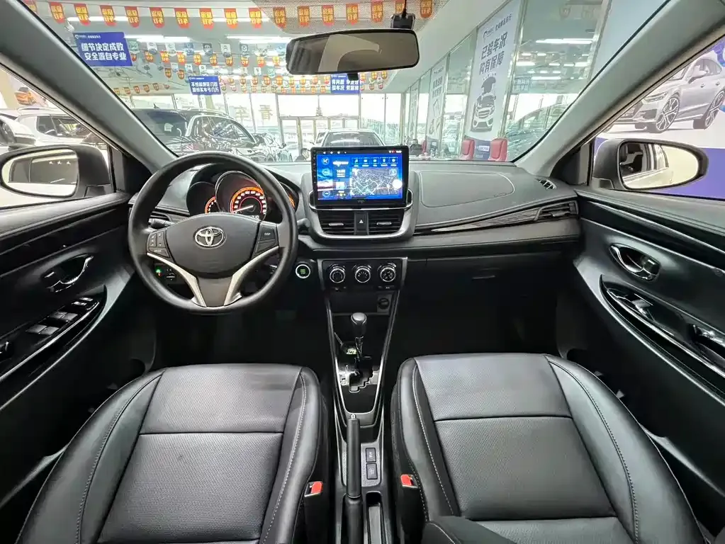 Toyota Yaris L — фото 7