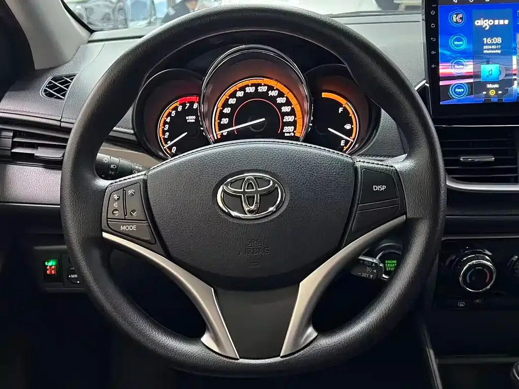 Toyota Yaris L — фото 10
