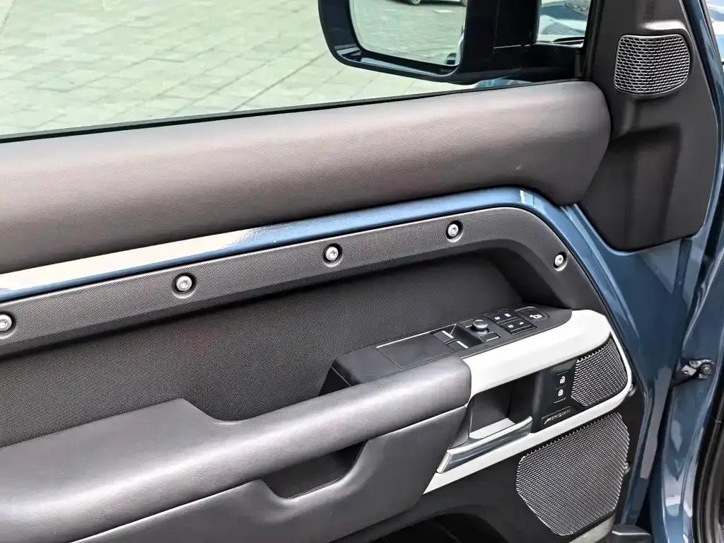 Land Rover Defender — фото 10