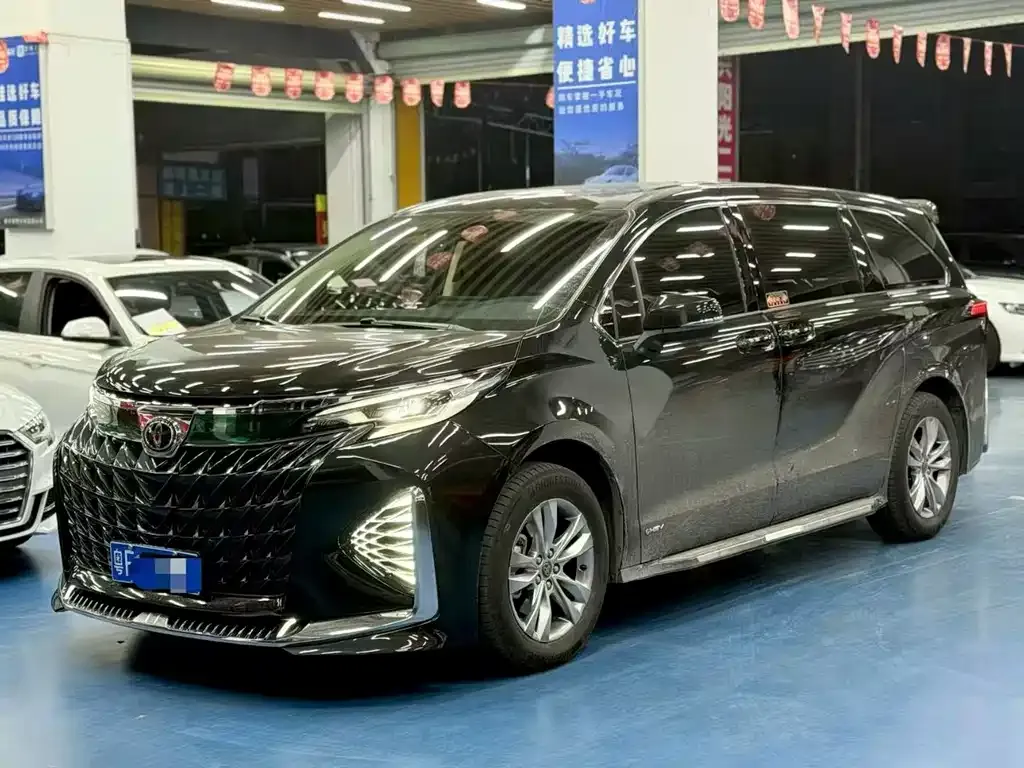Toyota Sienna — фото 1
