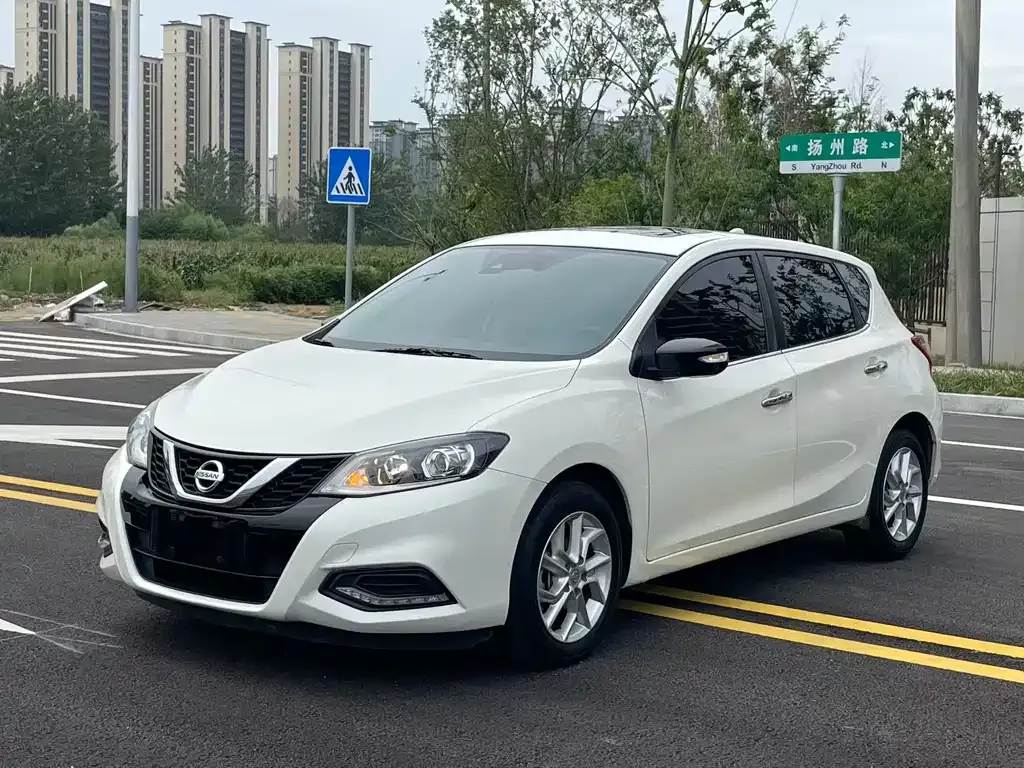 Nissan Tiida — фото 1