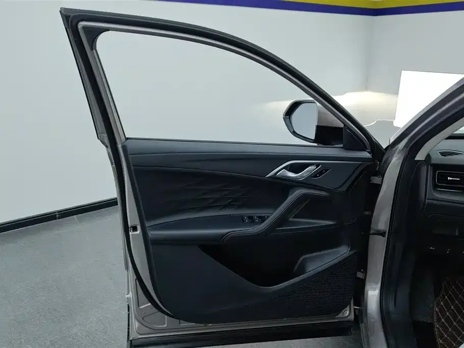 Roewe RX5 New Energy — фото 7