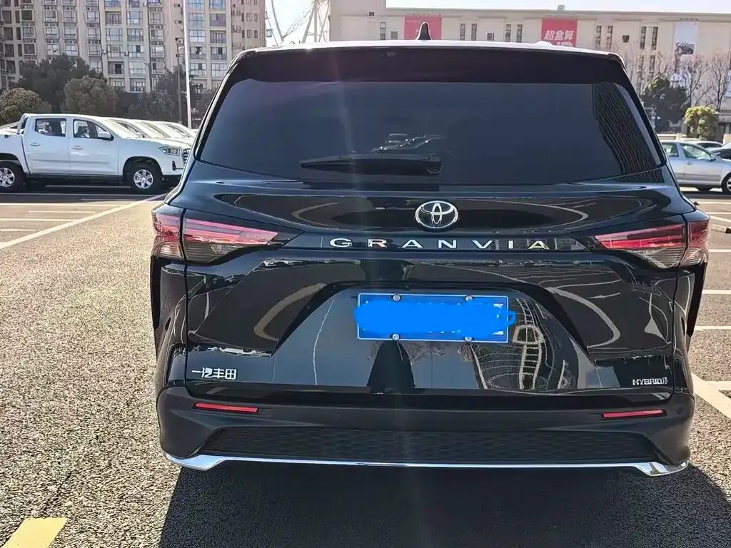 Toyota Granvia — фото 10