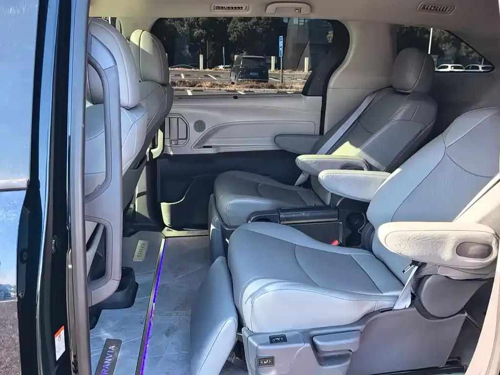 Toyota Granvia — фото 4
