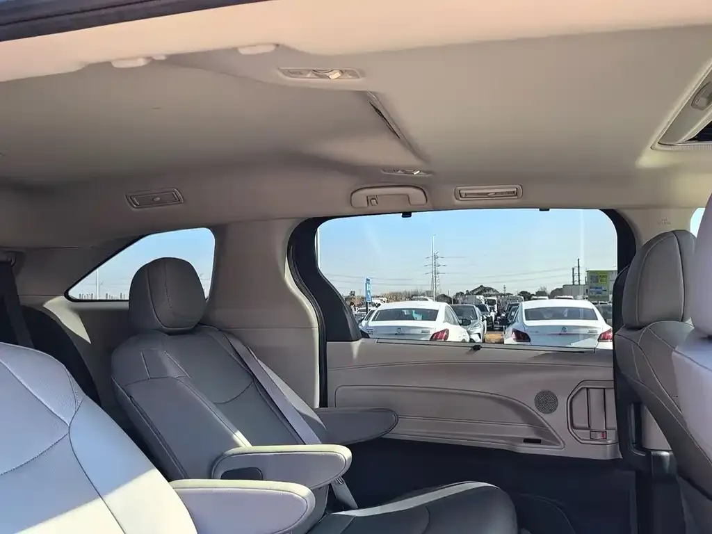 Toyota Granvia — фото 3