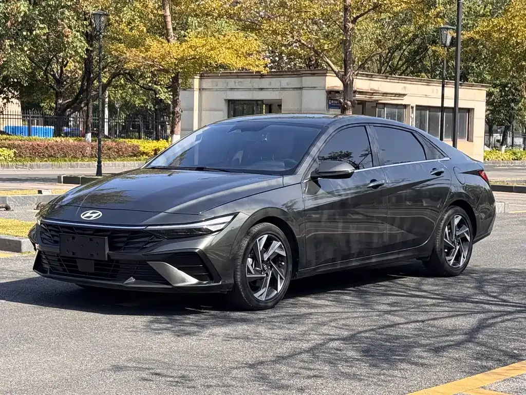 Hyundai Elantra — фото 1