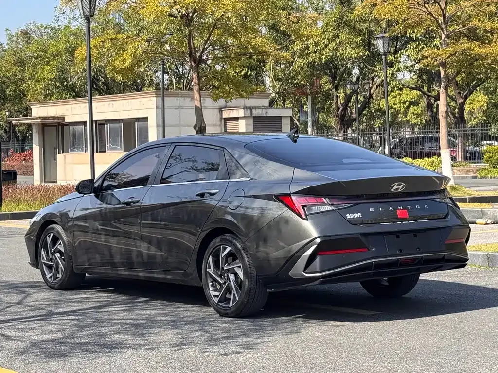 Hyundai Elantra — фото 10
