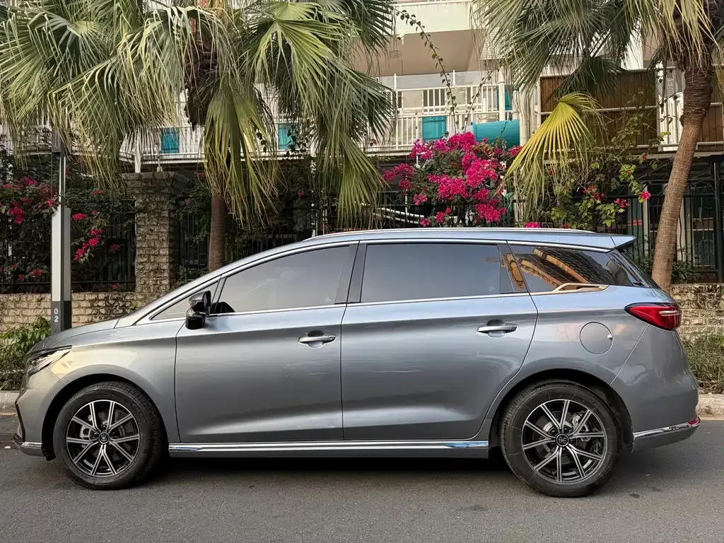 BYD MAX New Energy — фото 10