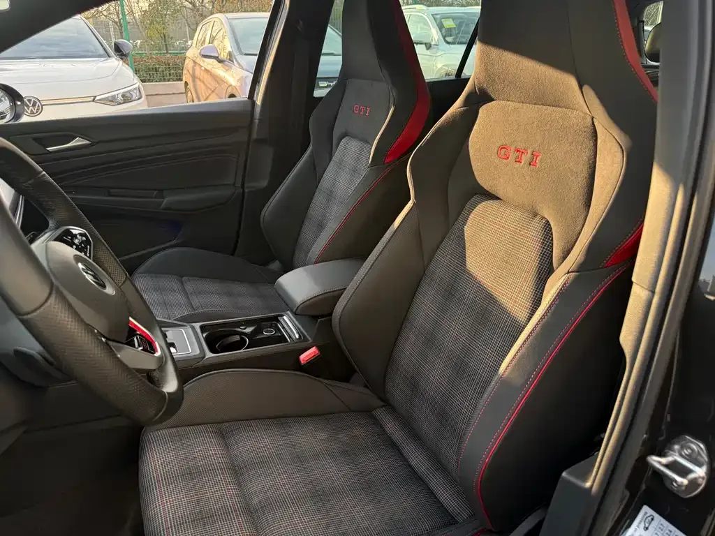 Volkswagen Golf GTI — фото 10