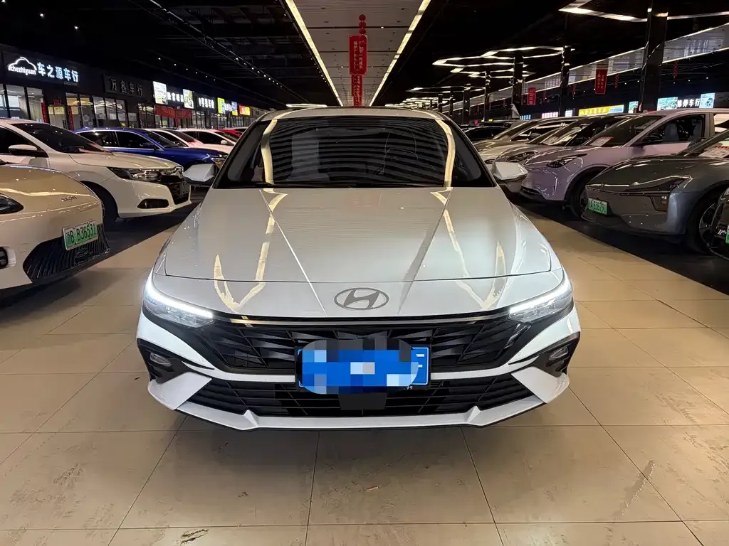 Hyundai Elantra — фото 1