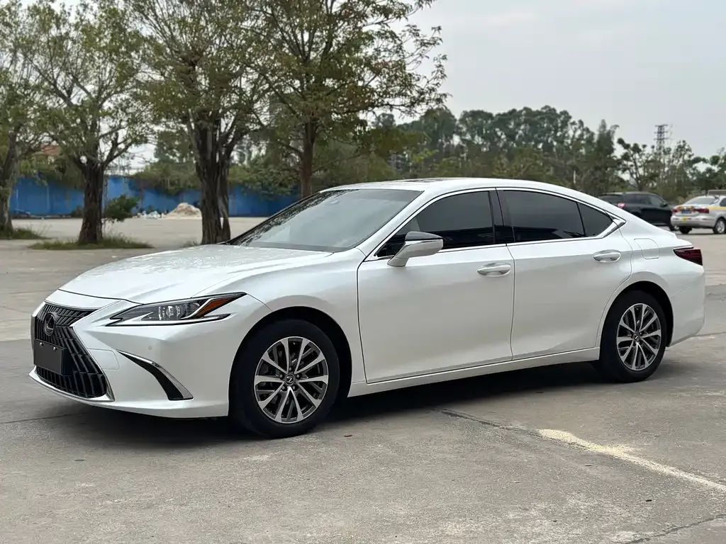 Lexus ES — фото 1