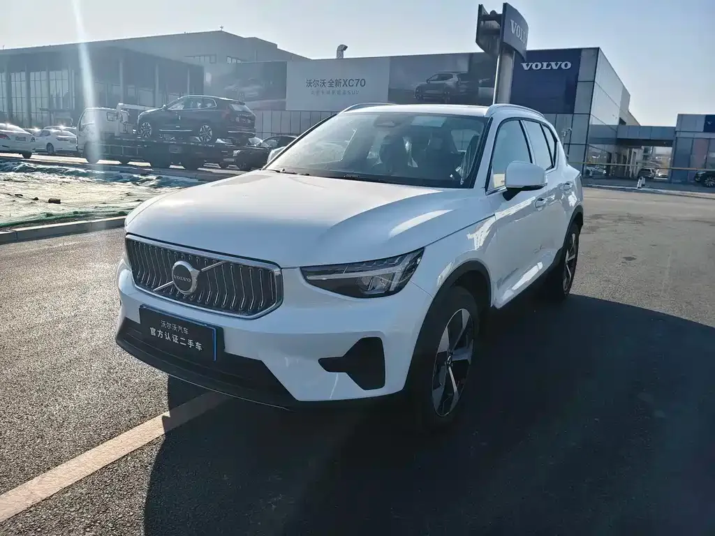 Volvo XC40 — фото 1