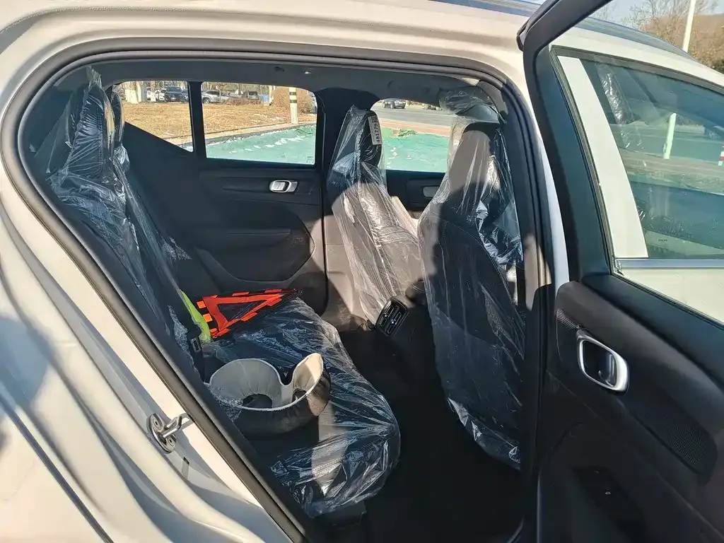Volvo XC40 — фото 2
