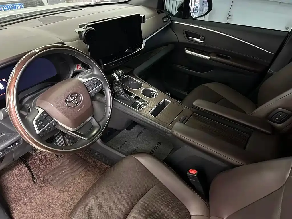 Toyota Granvia — фото 8