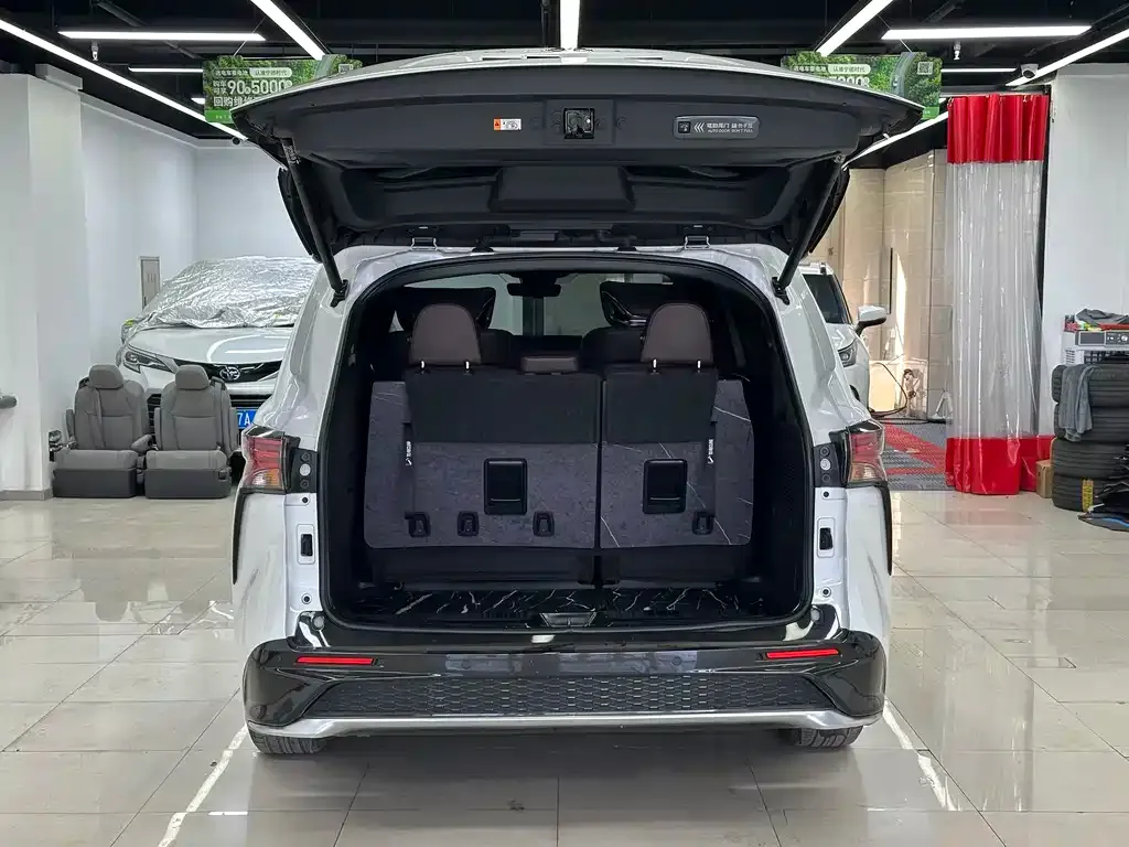 Toyota Granvia — фото 7