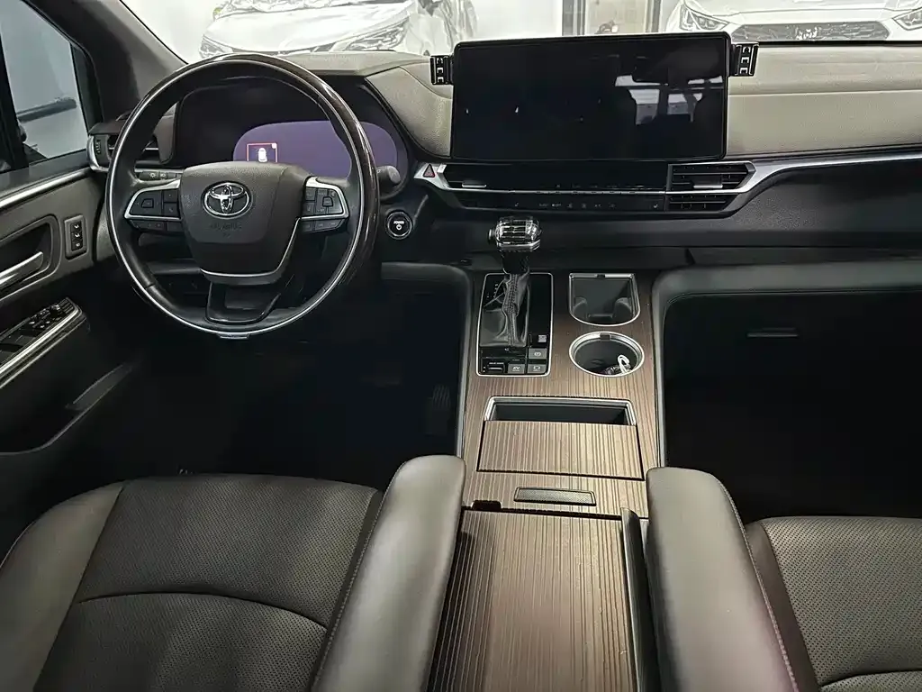 Toyota Granvia — фото 4