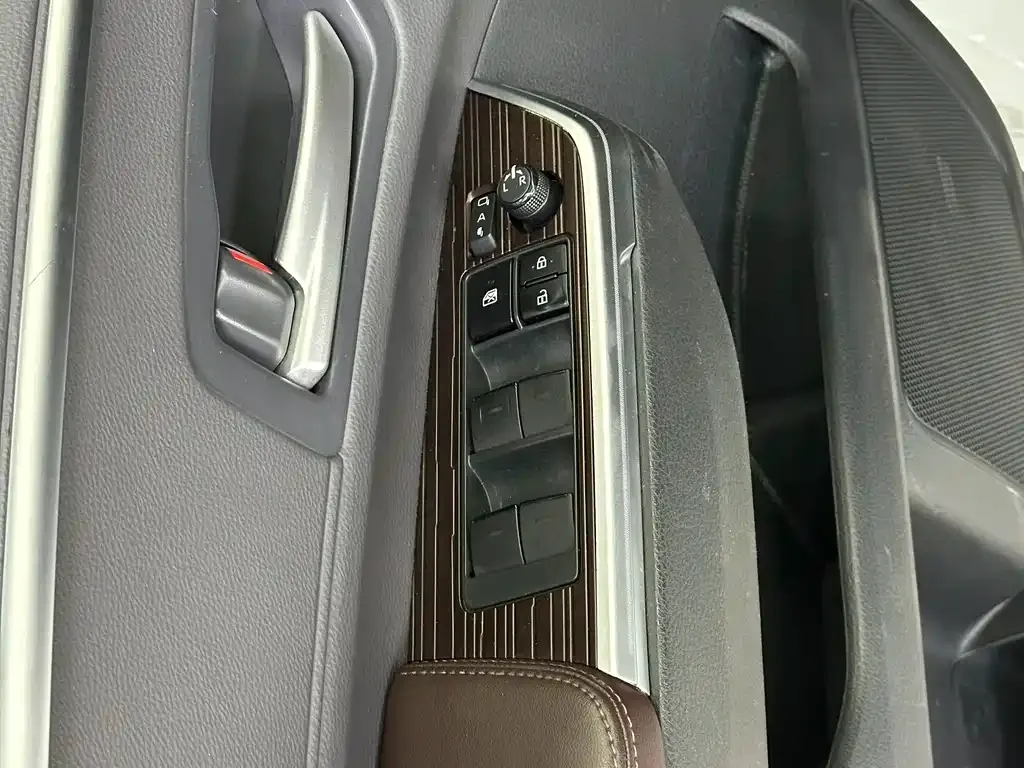 Toyota Granvia — фото 10