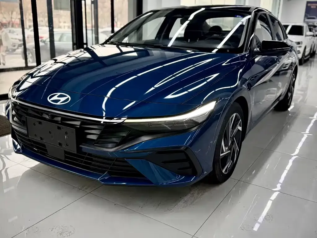 Hyundai Elantra — фото 1