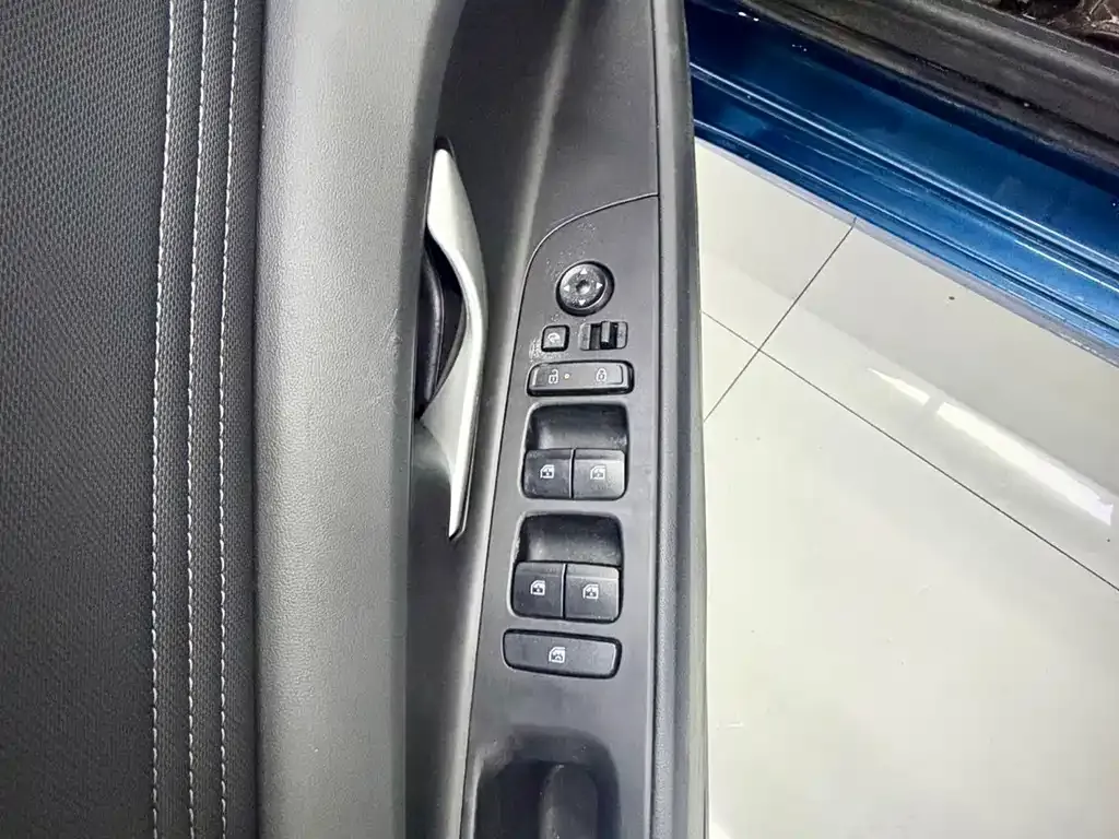 Hyundai Elantra — фото 5