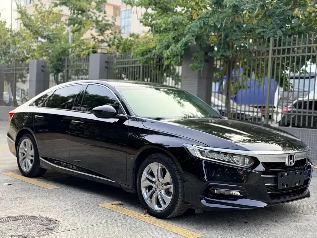Honda Accord — фото 1