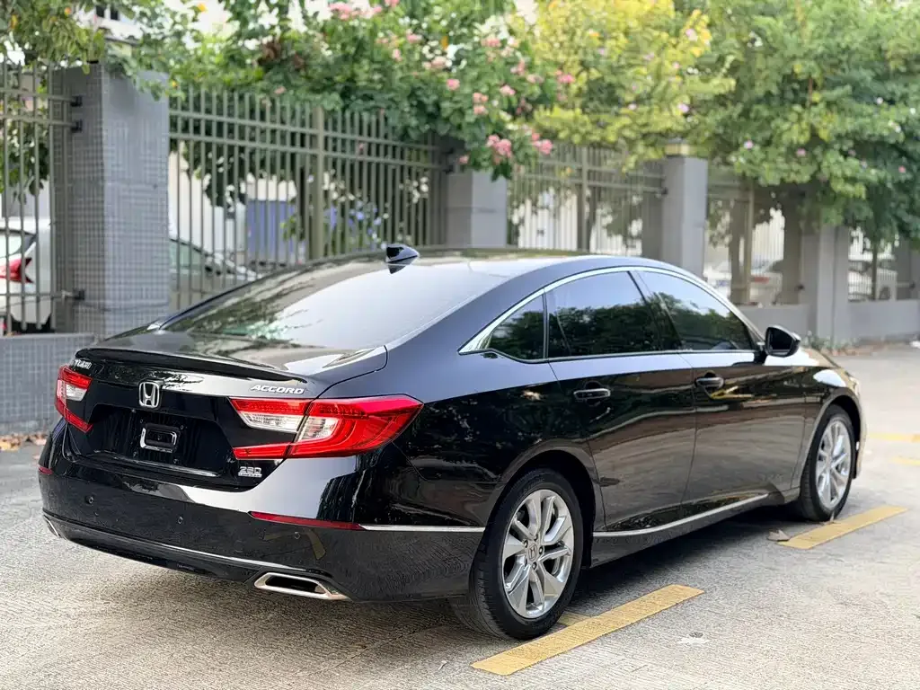Honda Accord — фото 8