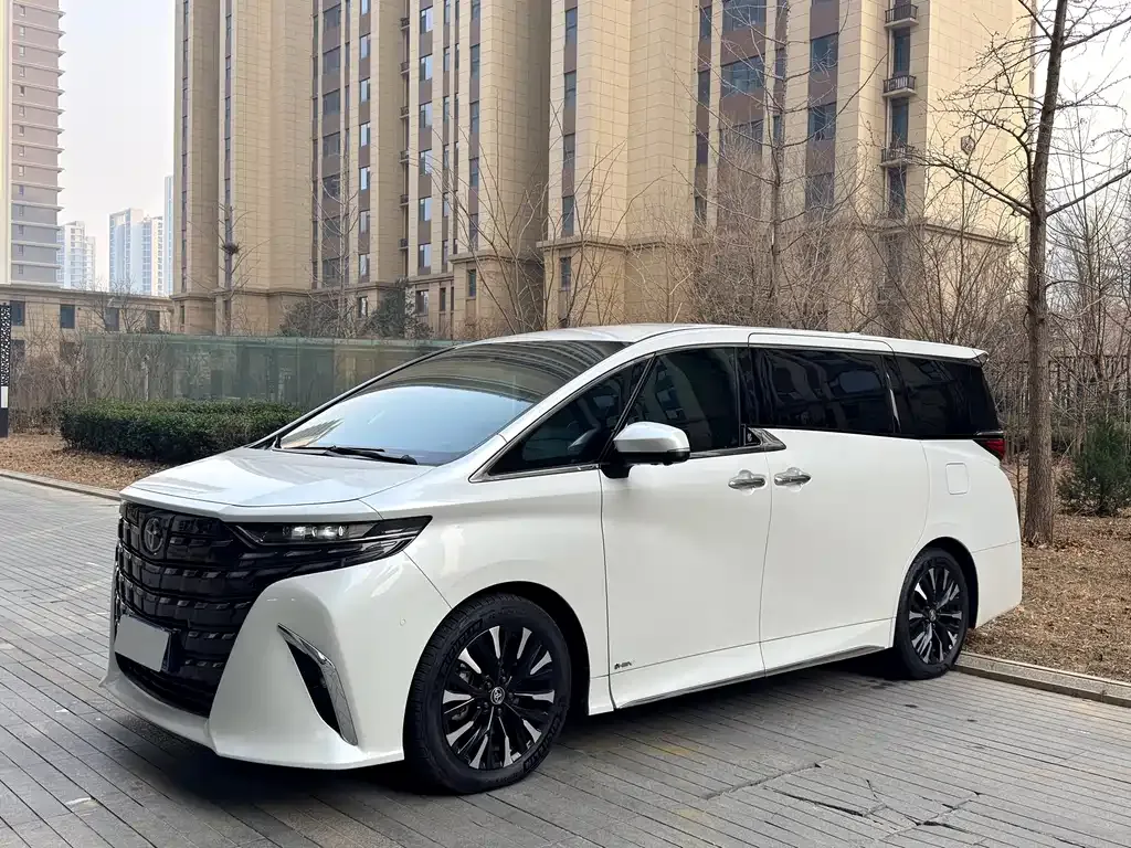 Toyota Alphard — фото 1