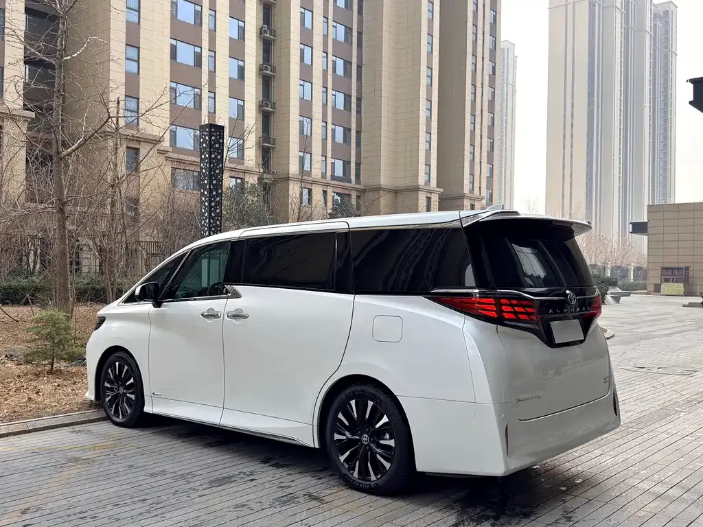 Toyota Alphard — фото 6