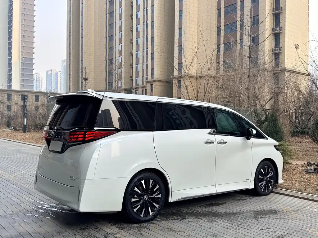 Toyota Alphard — фото 4
