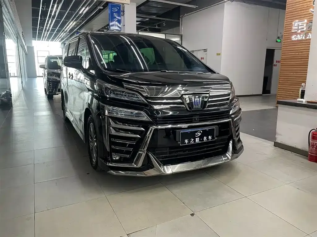 Toyota Vellfire — фото 1