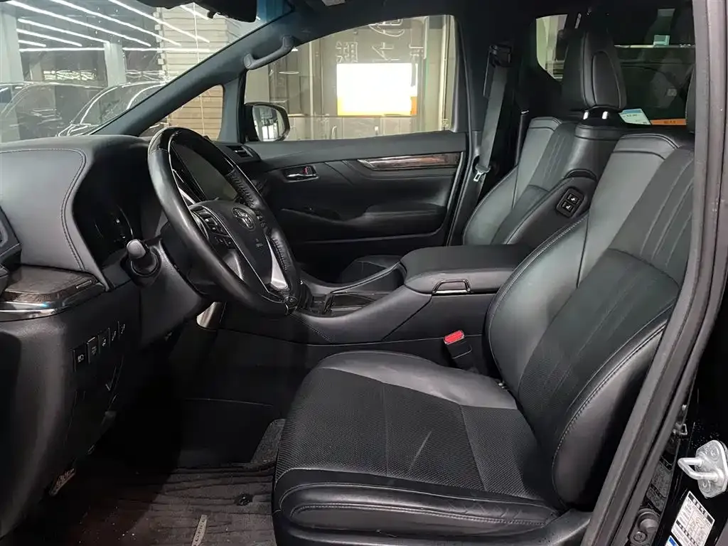Toyota Vellfire — фото 10